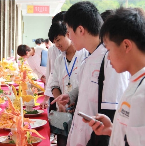 中国日报网报道:福建新东方烹饪学校食雕亮技